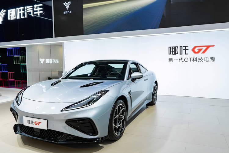 惠州94哪吒汽车在智能汽车领域的表现，领途汽车在新能源汽车市场中的影响力